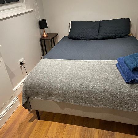2 Bedroom Apartment Chiswick Park Tube Station London Exterior photo