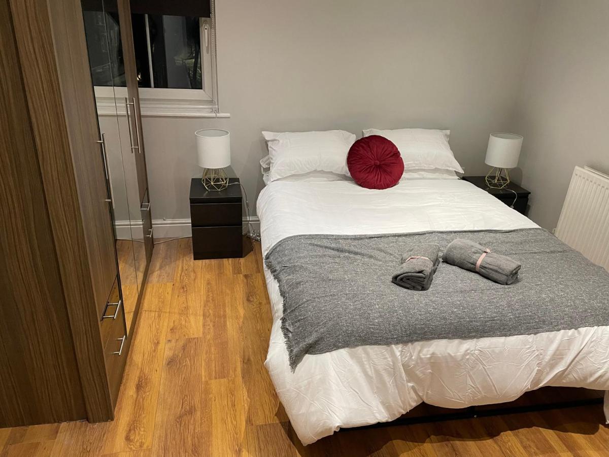 2 Bedroom Apartment Chiswick Park Tube Station London Exterior photo