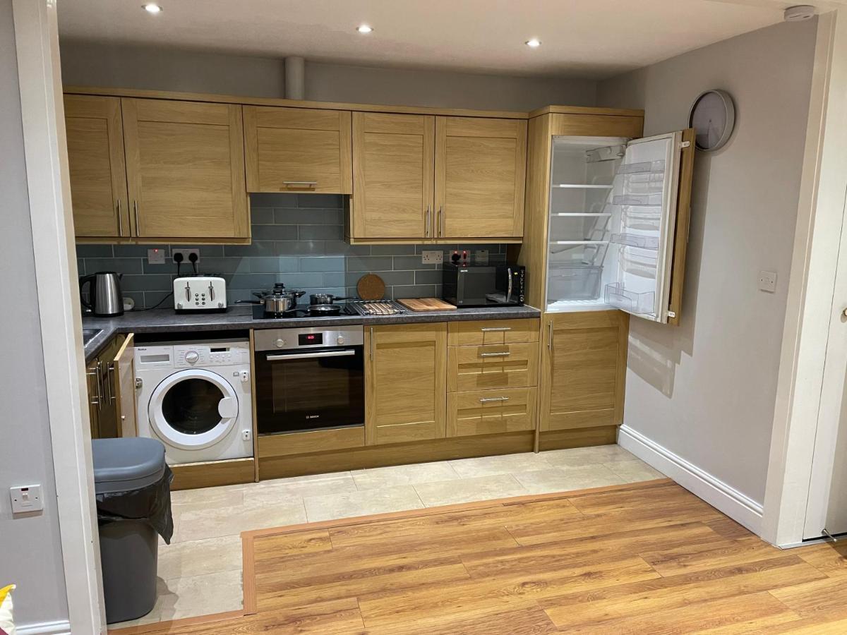 2 Bedroom Apartment Chiswick Park Tube Station London Exterior photo