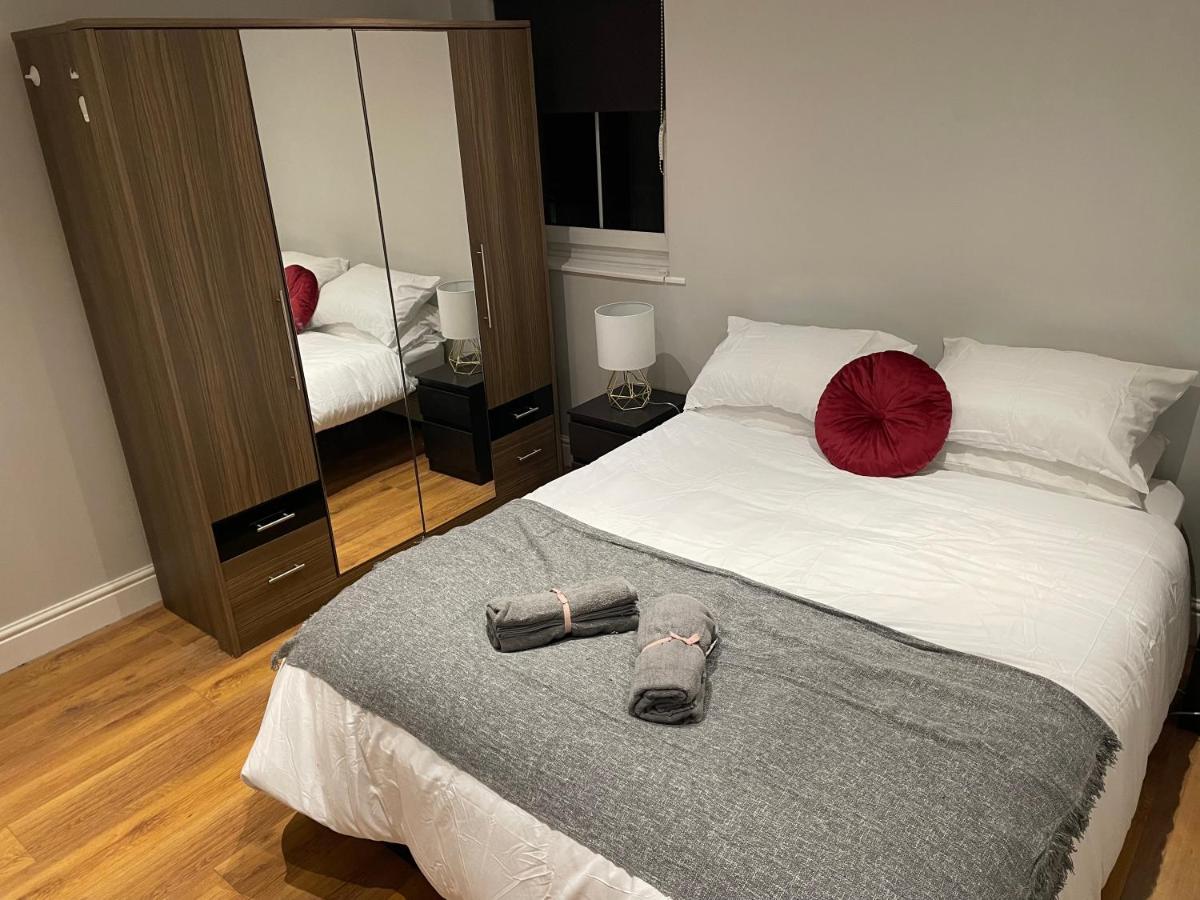 2 Bedroom Apartment Chiswick Park Tube Station London Exterior photo