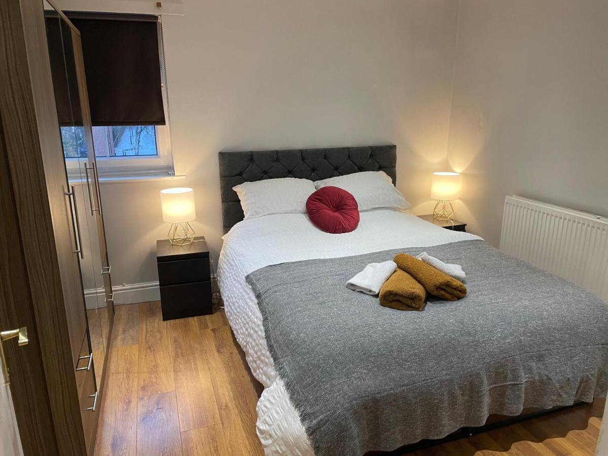 2 Bedroom Apartment Chiswick Park Tube Station London Exterior photo