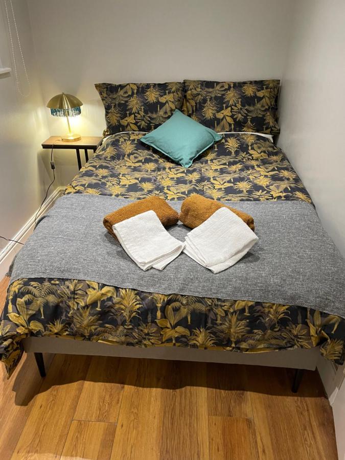 2 Bedroom Apartment Chiswick Park Tube Station London Exterior photo