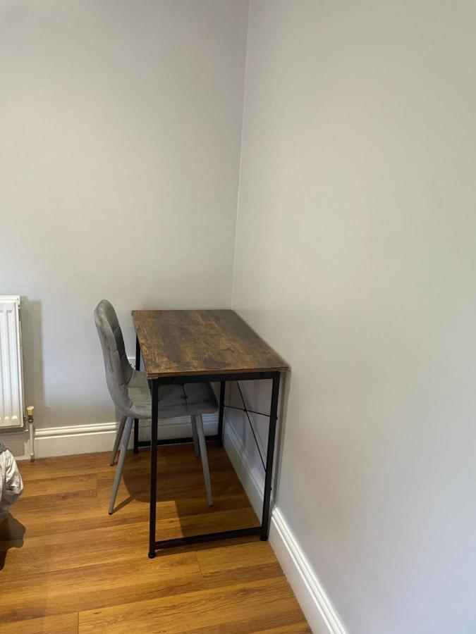 2 Bedroom Apartment Chiswick Park Tube Station London Exterior photo